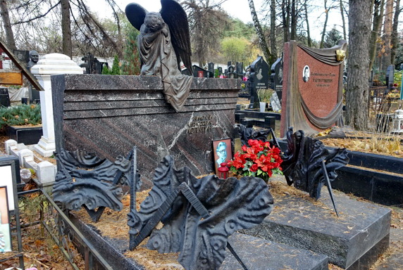 Горизонтальная плита и скульптура скорбящего ангела