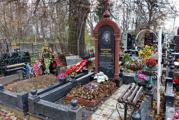 Вертикальный памятник-арка с куполом и православным крестом